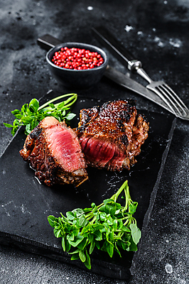 포토 JPG 해외이미지 포크 채소 검은배경 단면 실내 스테이크 비프스테이크 사람없음 소고기 나이프 슬라이스 돌판 통후추 해외포토 식기 백그라운드 서양음식 육류 내부 검은색 돌_바위 칼 후추 파일형식 이미지허브