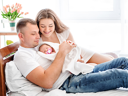 포토 JPG 해외이미지 백인 응시 여자 남자 딸 화분 안기 엄마 실내 상반신 성인 옆모습 아웃포커스 세명 눕기 육아 침대 신생아 아빠 노리개젖꼭지 포대기 육아대디 해외포토 서양인 시선 뷰포인트 가구 가족 모션 촬영기법 사람 내부 아기용품 아기 파일형식 이미지허브