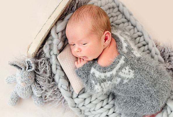 포토 JPG 해외이미지 남자 한명 사람 귀여움 침대 아기 신생아 담요 니트 남자아기한명만 해외포토 1 가구 컨셉 상의 남자한명만 남자아기만 파일형식 이미지허브