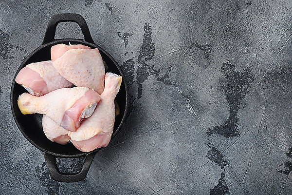 포토 JPG 해외이미지 회색배경 실내 사람없음 하이앵글 닭고기 신선 냄비 날것 닭다리 카피스페이스 해외포토 뷰포인트 백그라운드 육류 내부 공백 회색 솥 파일형식 이미지허브
