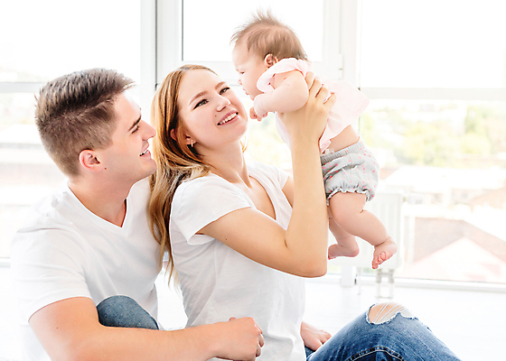 포토 JPG 해외이미지 전신 응시 여자 남자 딸 엄마 실내 상반신 성인 옆모습 세명 육아 아기 아빠 돌봄 들어올리기 육아대디 해외포토 시선 뷰포인트 가족 모션 사람 내부 파일형식 이미지허브