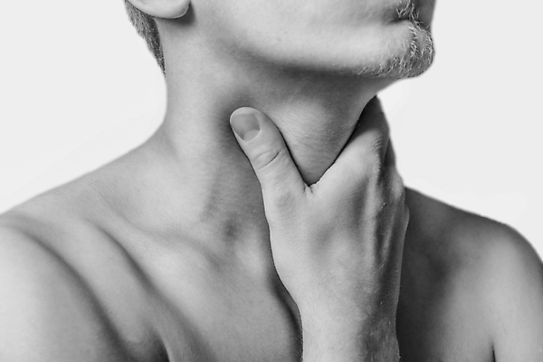 포토 JPG 해외이미지 백인 남자 흑백 실내 한명 상반신 성인 옆모습 고통 잡기 흰배경 목통증 성인남자한명만 해외포토 서양인 1 감정 뷰포인트 백그라운드 모션 촬영기법 사람 내부 흰색 남자한명만 성인남자만 파일형식 이미지허브