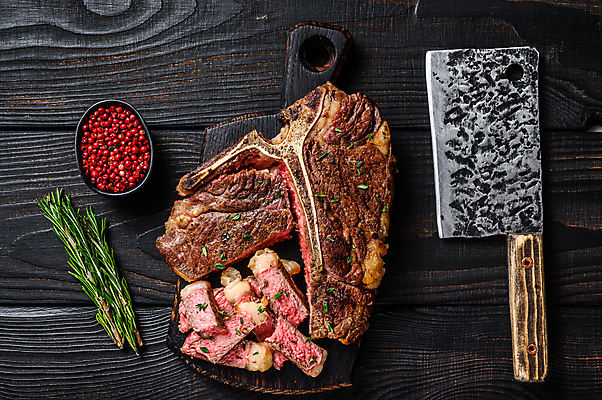 포토 JPG 해외이미지 단면 실내 사람없음 하이앵글 소고기 슬라이스 식칼 로즈메리 나무도마 통후추 티본스테이크 나무배경 해외포토 뷰포인트 백그라운드 주방용품 도마 육류 스테이크 내부 목재 허브 후추 파일형식 이미지허브