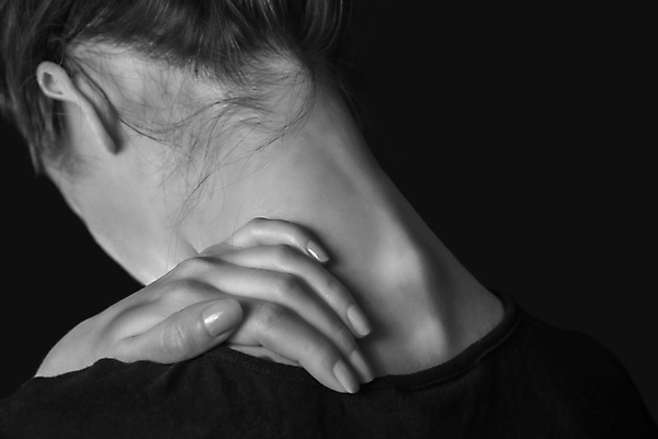 포토 JPG 해외이미지 백인 여자 검은배경 흑백 실내 한명 상반신 성인 뒷모습 고통 잡기 목통증 성인여자한명만 해외포토 서양인 1 감정 뷰포인트 백그라운드 모션 촬영기법 사람 내부 검은색 여자한명만 성인여자만 파일형식 이미지허브