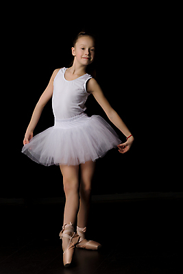 포토 JPG 해외이미지 전신 백인 여자 어린이 포즈 검은배경 실내 한명 서기 앞모습 발레리나 발레복 발레동작 발레옷 소녀한명만 해외포토 서양인 1 옷 뷰포인트 백그라운드 모션 사람 내부 검은색 발레 여자한명만 소녀만 파일형식 이미지허브