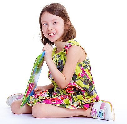 포토 JPG 해외이미지 1 응시 옷 딸 행복 어린이 셔츠 바지 가족 건강 한명 미소 사람 앉기 책 육아 추위 흰색 아기 달콤 작음 큼 앨범 걸음마 고립 해외포토 시선 감정 컬러 상의 관계 모션 하의 표정 맛 크기 파일형식 이미지허브