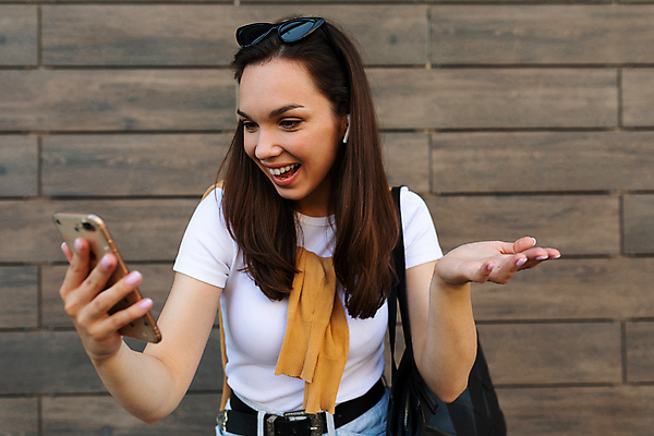 포토 JPG 해외이미지 모델 여자 백그라운드 오렌지 통신 모바일 말하기 대화 한명 사람 스마트폰 핸드폰 독서 갈색 유행 어둠 터치 흰색 타이핑 메시지 연결 부름 고립 문자메시지 채팅 터치스크린 목업 해외포토 1 컬러 과일 모션 전자제품 스마트기기 파일형식 이미지허브