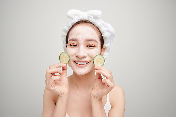 포토 JPG 해외이미지 응시 여자 회색배경 오이 실내 한명 미소 들기 동양인 상반신 성인 앞모습 뷰티 머리띠 피부관리 팩 오이팩 성인여자한명만 해외포토 1 시선 뷰포인트 백그라운드 채소 장신구 모션 표정 사람 인종 내부 화장품 회색 여자한명만 성인여자만 파일형식 이미지허브