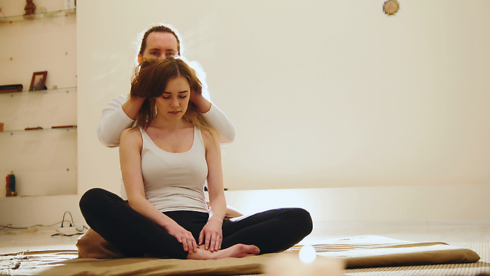 포토 JPG 해외이미지 전신 여자 남자 실내 앉기 상반신 성인 두명 앞모습 눈감음 마사지 누름 소프트포커스 마사지사 두피마사지 성인만 해외포토 직업 뷰포인트 모션 촬영기법 사람 내부 파일형식 이미지허브