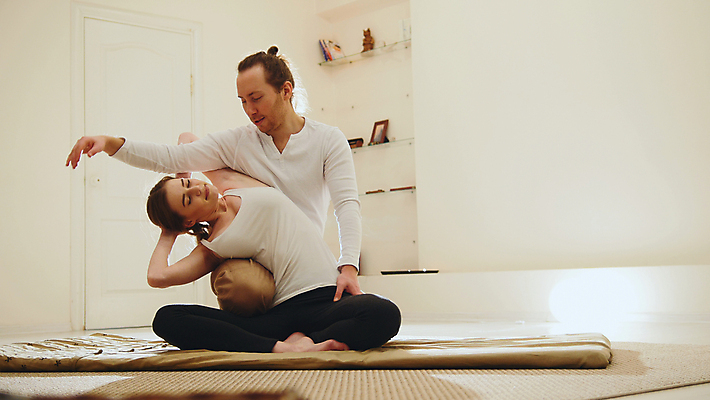 포토 JPG 해외이미지 전신 여자 남자 실내 앉기 성인 두명 앞모습 손들기 눈감음 기댐 마사지 누름 마사지사 성인만 해외포토 직업 뷰포인트 모션 사람 내부 파일형식 이미지허브