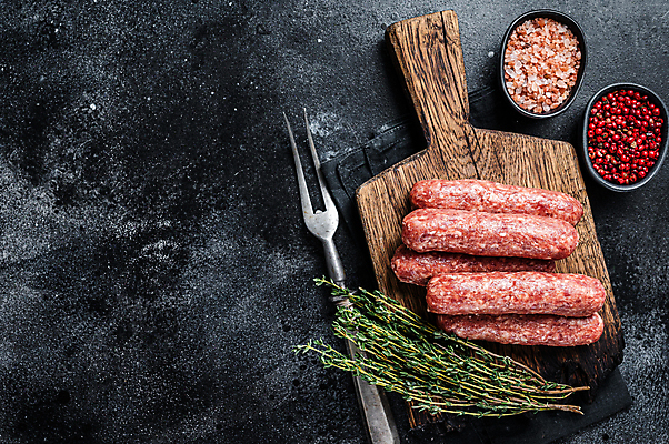 포토 JPG 해외이미지 검은배경 실내 사람없음 하이앵글 소시지 나무도마 백리향 핑크솔트 해외포토 뷰포인트 백그라운드 도마 내부 목재 검은색 가공식품 소금 파일형식 이미지허브