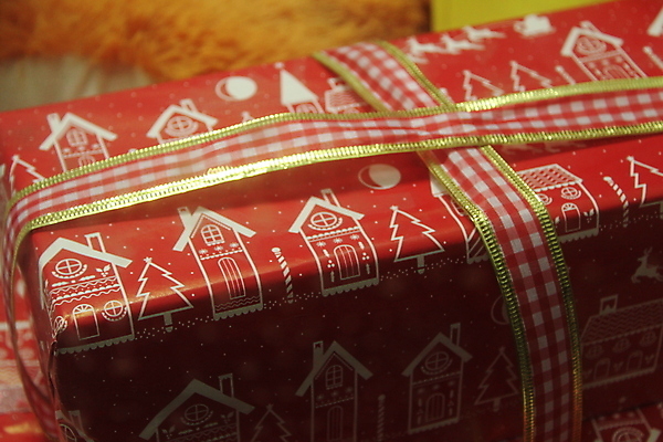 포토 JPG 해외이미지 계절 기념일 리본 종이 백그라운드 크리스마스 겨울 공 휴가 새로움 주택 선물 사람없음 장식 빨간색 초록색 빛 상자 장난감 파티 세일 축제 놀람 장식볼 나뭇가지 축하 인사 그룹 황금 고급 야간 연도 오브젝트 활 패키지 전나무 소매 많음 해외포토 자연요소 나무 감정 컬러 컨셉 표정 이벤트 건물 예절 파일형식 이미지허브