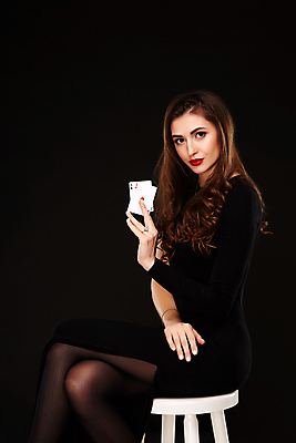 포토 JPG 해외이미지 백인 드레스 여자 검은배경 한명 성인 빨간색 섹시 게임 도박 카지노 포커 도박장 겜블 플레이어 성인여자한명만 해외포토 서양인 1 옷 컬러 백그라운드 컨셉 놀이 사람 검은색 트럼프 여자한명만 성인여자만 파일형식 이미지허브