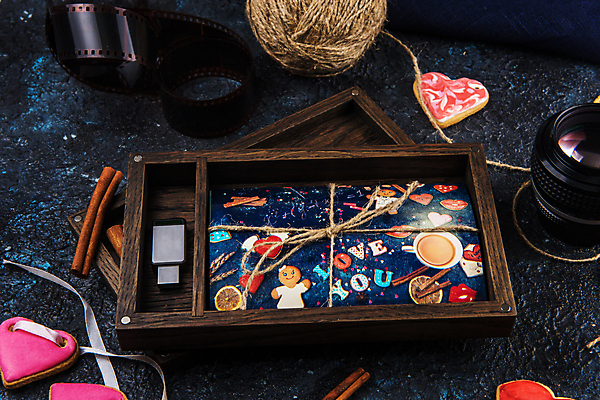 포토 JPG 해외이미지 실내 선물포장 사람없음 쿠키 나무상자 파란배경 진저쿠키 해외포토 백그라운드 포장 디저트 선물 내부 파란색 상자 파일형식 이미지허브