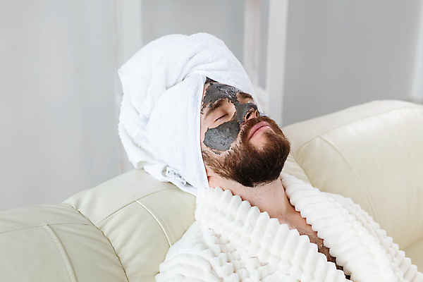 포토 JPG 해외이미지 남자 휴식 수염 한명 상반신 성인 수건 뷰티 눈감음 기댐 목욕가운 팩 스킨케어 성인남자한명만 해외포토 1 컨셉 모션 사람 위생용품 화장품 가운 남자한명만 성인남자만 파일형식 이미지허브