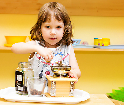 포토 JPG 해외이미지 백인 1 손 여자 행복 얼굴 커피 어린이 학교 건강 한명 미소 사람 학습 유치원 기쁨 흰색 퍼즐 달콤 맛 작음 천 만족 긍정 그라인더 걸음마 신발장 해외포토 서양인 교육 감정 음료 컬러 컨셉 모션 표정 신체부위 직물 크기 커피용품 파일형식 이미지허브