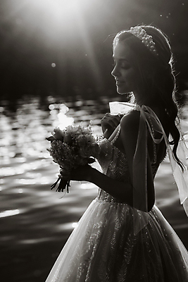포토 JPG 해외이미지 여자 호수 신부 부케 웨딩드레스 흑백 한명 서기 미소 들기 상반신 성인 옆모습 아웃포커스 햇빛 눈감음 성인여자한명만 웨딩촬영 해외포토 1 드레스 뷰포인트 꽃다발 결혼 모션 촬영기법 표정 사람 태양 기념사진 여자한명만 성인여자만 파일형식 이미지허브