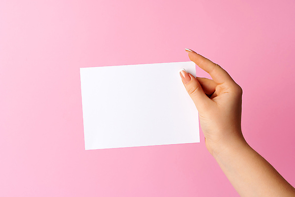 포토 JPG 해외이미지 손 종이 분홍색 프레임 들기 신체부위 사각형 잡기 보여주기 직사각형 카피스페이스 해외포토 도형 컬러 모션 사람 공백 파일형식 이미지허브