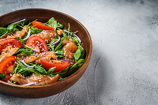 포토 JPG 해외이미지 토마토 채소 실내 사람없음 흰배경 연어 나무그릇 연어샐러드 연어요리 카피스페이스 해외포토 그릇 음식 백그라운드 어류 내부 목재 공백 샐러드 흰색 파일형식 이미지허브