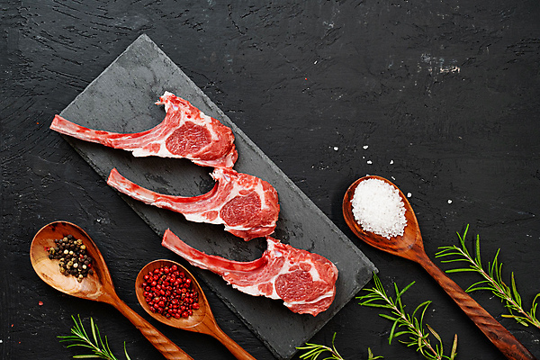 포토 JPG 해외이미지 식재료 검은배경 실내 생고기 사람없음 하이앵글 세개 일렬 소금 양고기 로즈메리 나무숟가락 돌판 통후추 해외포토 뷰포인트 백그라운드 육류 3 내부 숟가락 검은색 돌_바위 허브 후추 파일형식 이미지허브