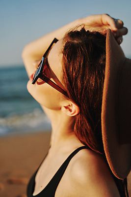 포토 JPG 해외이미지 주간 여자 여유 휴식 한명 상반신 성인 해변 야외 옆모습 아웃포커스 여름휴가 바캉스 선글라스 눈감음 성인여자한명만 해외포토 자연요소 1 감정 안경 바다 뷰포인트 컨셉 모션 휴가 촬영기법 사람 여자한명만 성인여자만 파일형식 여름_계절 이미지허브