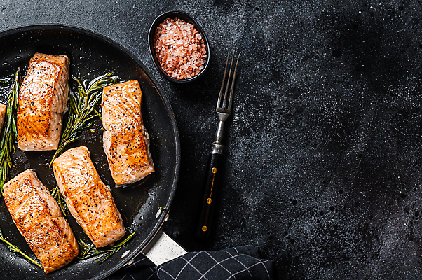 포토 JPG 해외이미지 그릇 포크 검은배경 실내 사람없음 하이앵글 프라이팬 연어 로즈메리 연어요리 카피스페이스 핑크솔트 해외포토 식기 음식 뷰포인트 백그라운드 주방용품 어류 내부 검은색 공백 허브 소금 파일형식 이미지허브