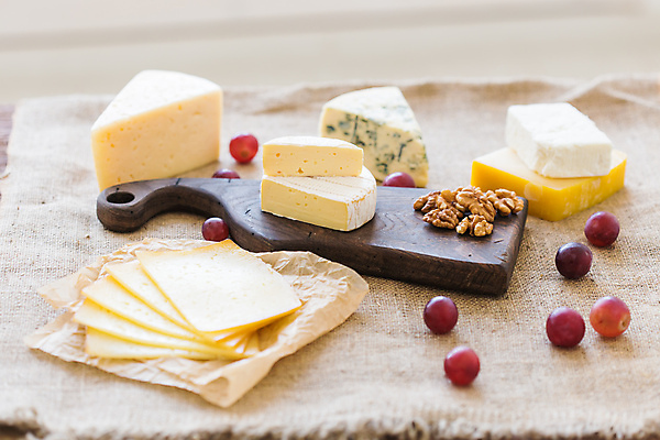 포토 JPG 해외이미지 포도 치즈 사람없음 다양 안주 호두 나무도마 블루치즈 까망베르치즈 플레이팅 해외포토 다수 과일 유제품 도마 목재 견과류 상차림 파일형식 이미지허브