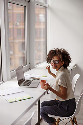포토 JPG 해외이미지 서양인 우먼라이프 여자 흑인 의자 창문 한명 앉기 상반신 성인 옆모습 노트북 손들기 머그컵 잡기 업무 비즈니스우먼 창가 책상 성인여자한명만 안경낌 해외포토 외국인 1 라이프스타일 안경 뷰포인트 가구 비즈니스 모션 사람 컵 전자제품 작업 직장인 여자한명만 성인여자만 파일형식 이미지허브
