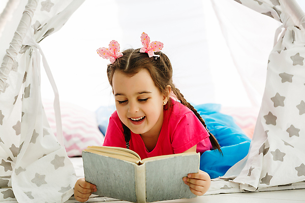 포토 JPG 해외이미지 여자 어린이 엎드리기 실내 한명 웃음 들기 상반신 앞모습 책 독서 즐거움 소녀한명만 해외포토 1 감정 뷰포인트 모션 표정 사람 내부 여자한명만 소녀만 파일형식 이미지허브