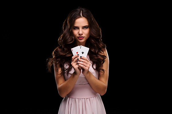 포토 JPG 해외이미지 백인 응시 드레스 여자 행복 놀이 검은배경 한명 미소 들기 성인 잡기 트럼프 도박 카지노 포커 보여주기 도박장 겜블 승자 플레이어 성인여자한명만 해외포토 서양인 1 시선 옷 감정 백그라운드 모션 표정 사람 놀이용품 검은색 게임 여자한명만 성인여자만 파일형식 이미지허브