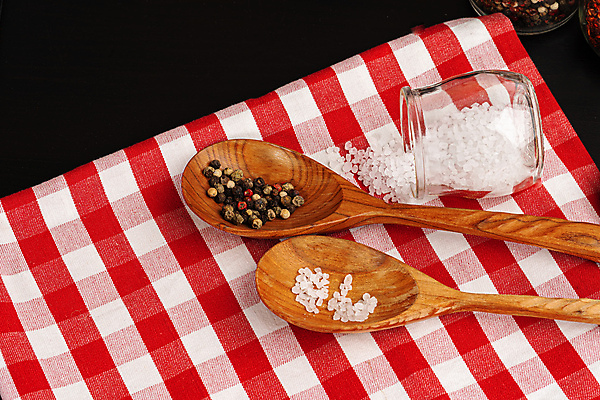 포토 JPG 해외이미지 식재료 검은배경 실내 사람없음 식탁보 향신료 소금 쏟아짐 나무숟가락 통후추 해외포토 백그라운드 모션 내부 숟가락 검은색 후추 향미료 파일형식 이미지허브