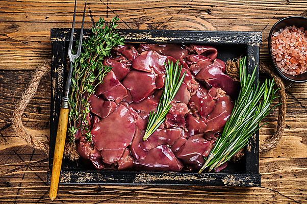 포토 JPG 해외이미지 그릇 포크 실내 사람없음 하이앵글 닭고기 신선 나무상자 날것 간 로즈메리 특수부위 나무배경 핑크솔트 해외포토 식기 뷰포인트 백그라운드 육류 내부 상자 장기_의학 허브 소금 부위 파일형식 이미지허브