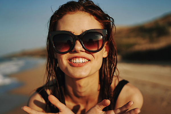 포토 JPG 해외이미지 주간 여자 여유 휴식 한명 미소 상반신 성인 해변 야외 앞모습 아웃포커스 여름 여름휴가 바캉스 선글라스 즐거움 성인여자한명만 해외포토 자연요소 1 계절 감정 안경 바다 뷰포인트 컨셉 휴가 촬영기법 표정 사람 여자한명만 성인여자만 파일형식 여름_계절 이미지허브