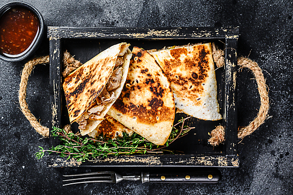 포토 JPG 해외이미지 검은배경 서양음식 실내 사람없음 하이앵글 멕시코음식 나무쟁반 케사디야 해외포토 음식 뷰포인트 백그라운드 쟁반 내부 목재 검은색 파일형식 이미지허브