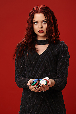 포토 JPG 해외이미지 여자 한명 성인 게임 흰색 반지 잡기 화려 행운 도박 유혹 카지노 니트 딜러 포커 도박장 겜블 빨간배경 성인여자한명만 해외포토 1 컬러 백그라운드 컨셉 상의 장신구 모션 놀이 사람 빨간색 트럼프 여자한명만 성인여자만 파일형식 이미지허브