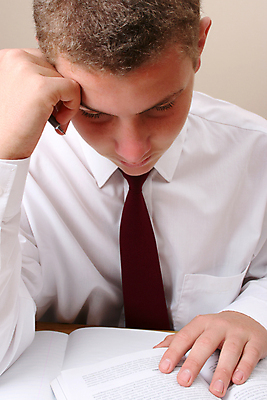 포토 JPG 해외이미지 백인 남자 남학생 청소년 실내 한명 상반신 앞모습 10대 책 독서 집중 십대남자한명만 해외포토 서양인 1 학생 뷰포인트 컨셉 사람 내부 남자한명만 십대남자만 파일형식 이미지허브
