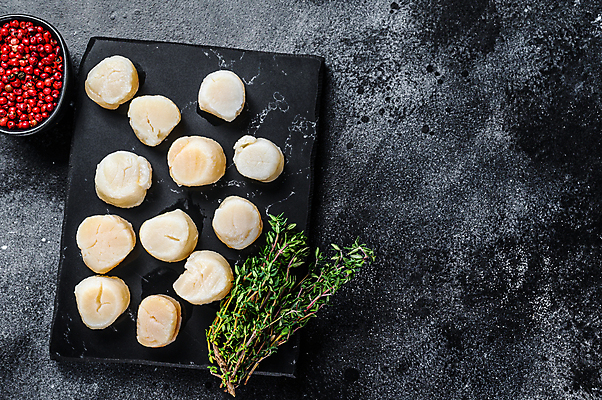 포토 JPG 해외이미지 검은배경 실내 사람없음 해물요리 해산물 관자 백리향 석판 통후추 카피스페이스 해외포토 음식 백그라운드 내부 검은색 공백 후추 파일형식 이미지허브