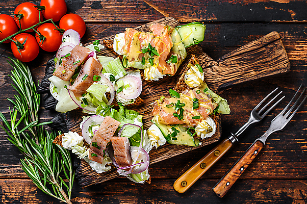 포토 JPG 해외이미지 포크 방울토마토 실내 샌드위치 사람없음 하이앵글 연어 로즈메리 나무도마 연어요리 나무배경 해외포토 식기 음식 뷰포인트 백그라운드 토마토 도마 어류 내부 목재 허브 파일형식 이미지허브