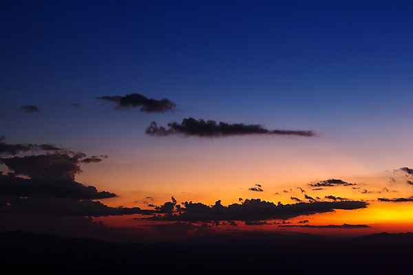 포토 JPG 해외이미지 계절 실루엣 백그라운드 오렌지 자연 벽지 하늘 산 사람없음 야외 빨간색 파란색 빛 컬러풀 햇빛 뷰티 노란색 일출 환경 검은색 어둠 침묵 황혼 일몰 새벽 낭만 시골 시간 분위기 야간 저녁 숲 땅 산등성이 장면 천국 멀리 스카이라인 내추럴 수평선 산맥 해외포토 자연요소 컬러 컨셉 과일 촬영기법 태양 노을 소리 생태계 파일형식 이미지허브