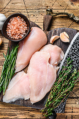포토 JPG 해외이미지 그릇 실내 마늘 사람없음 하이앵글 닭고기 신선 날것 식칼 로즈메리 나무도마 닭가슴살 백리향 나무배경 핑크솔트 해외포토 식기 뷰포인트 백그라운드 채소 주방용품 도마 육류 내부 목재 허브 소금 파일형식 이미지허브