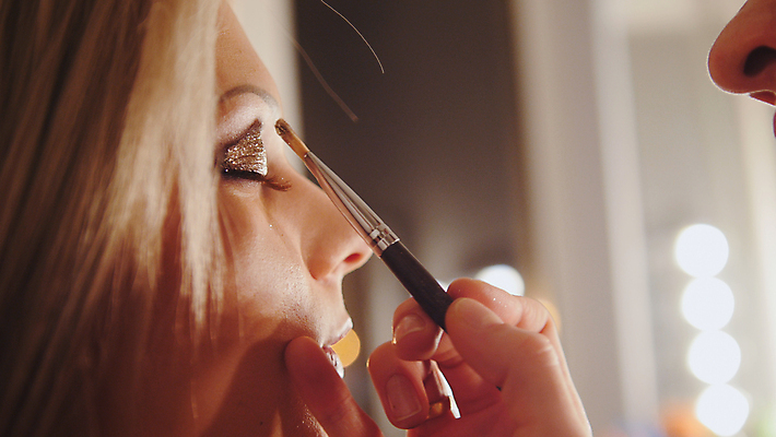 포토 JPG 해외이미지 백인 여자 행복 얼굴 포즈 장신구 청소년 성인 두명 빛 뷰티 화장품 잡기 붓 화려 유혹 미용사 눈썹 마스카라 그림 아이섀도 돌봄 완벽 신청 해외포토 서양인 직업 감정 컨셉 모션 사람 신체부위 파일형식 이미지허브