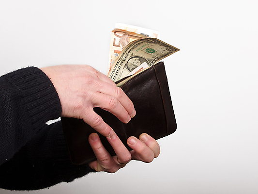 포토 JPG 해외이미지 손 남자 종이 백그라운드 돈 사람 사람없음 금융 달러 검은색 저축 유로 잡기 오픈 지갑 재산 구매 가죽 가득함 결제 고립 해외포토 컬러 모션 신체부위 경제 쇼핑 파일형식 이미지허브