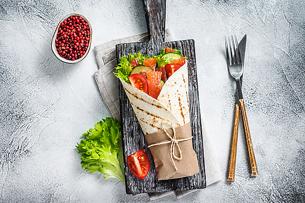 포토 JPG 해외이미지 그릇 포크 토마토 실내 샌드위치 사람없음 하이앵글 나이프 상추 흰배경 연어 후추 나무도마 랩 연어요리 해외포토 식기 음식 뷰포인트 백그라운드 채소 도마 어류 내부 목재 흰색 칼 향신료 파일형식 이미지허브