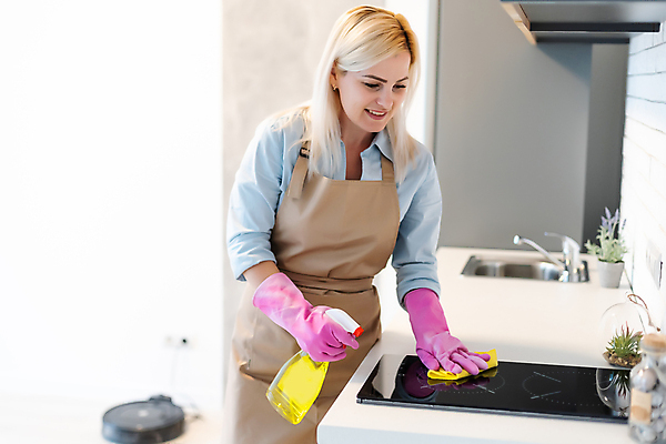 포토 JPG 해외이미지 여자 한명 들기 상반신 성인 앞모습 주방 앞치마 세제 주부 고무장갑 분무기 닦기 해외포토 1 뷰포인트 장갑 모션 사람 고무 파일형식 이미지허브