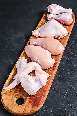 포토 JPG 해외이미지 검은배경 실내 사람없음 닭고기 신선 날것 일렬 닭다리 나무도마 닭가슴살 닭날개 해외포토 백그라운드 도마 육류 내부 목재 검은색 파일형식 이미지허브