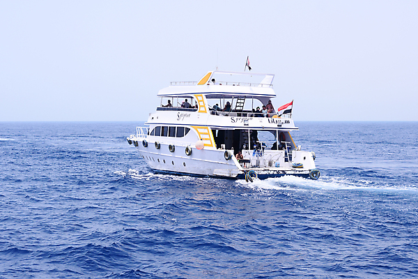 포토 JPG 해외이미지 구름 행복 스포츠 바다 여행 2 요트 비즈니스 하늘 기념 항해 이집트 사람 사람없음 여름 파란색 태양 여행객 항구 흰색 보트 갑판 정박 방파제 함선 승객 모터보트 홍해 포트 해외포토 자연요소 계절 공공시설 감정 컬러 배_교통 교통시설 아프리카 파일형식 이미지허브