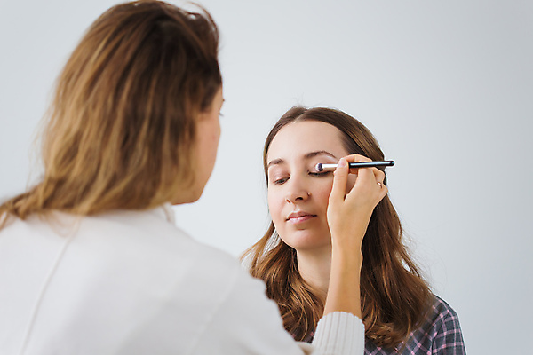 포토 JPG 해외이미지 여자 상반신 성인 두명 뒷모습 화장 소프트포커스 메이크업아티스트 아이섀도 메이크업브러쉬 섀도우브러쉬 성인여자만 해외포토 직업 뷰포인트 촬영기법 사람 뷰티 화장품 붓 여자만 성인만 파일형식 이미지허브