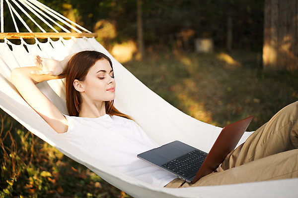 포토 JPG 해외이미지 주간 응시 여자 한명 상반신 성인 야외 옆모습 아웃포커스 노트북 눕기 해먹 성인여자한명만 해외포토 자연요소 1 시선 뷰포인트 모션 촬영기법 사람 전자제품 침대 여자한명만 성인여자만 파일형식 이미지허브