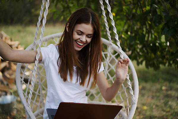 포토 JPG 해외이미지 주간 응시 여자 자연 한명 미소 앉기 상반신 성인 야외 앞모습 아웃포커스 노트북 손들기 해먹 성인여자한명만 해외포토 자연요소 1 시선 뷰포인트 모션 촬영기법 표정 사람 전자제품 침대 생태계 여자한명만 성인여자만 파일형식 이미지허브