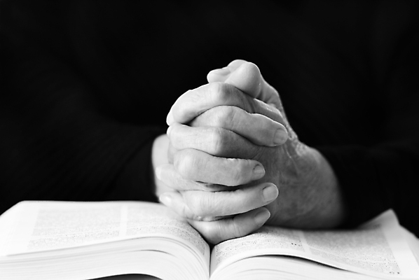 포토 JPG 해외이미지 손 기독교 종교 신체부위 성경 기도 깍지 예배 신앙심 해외포토 종교용품 사람 손짓 파일형식 이미지허브